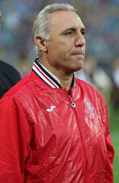 Stoichkov lamenta cantos racistas y apoya sanción ejemplar a Bulgaria