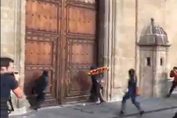 Vandalizan Palacio Nacional en marcha por los 43