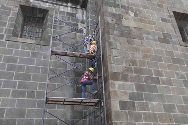 Inicia rehabilitación de cúpulas, fachadas y torres de la Catedral de Puebla