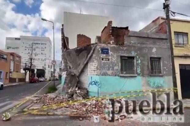 VIDEO: Colapsa marquesina de inmueble en el centro de Puebla