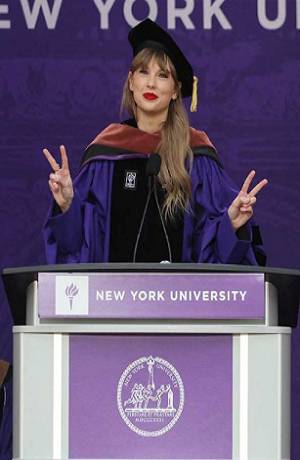 Taylor Swift recibe doctorado de la Universidad de Nueva York