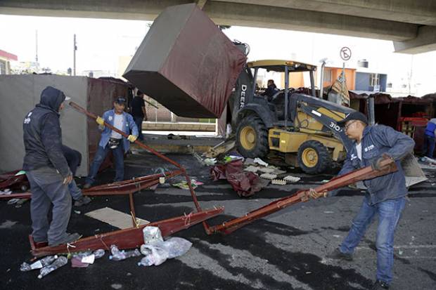 Con operativo, Ayuntamiento retiró a comerciantes afuera del mercado Amalucan