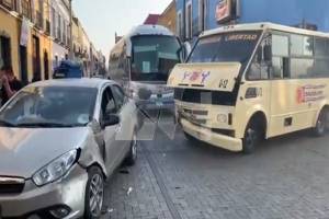Ruta 76 protagoniza colisión con vehículo particular en el centro de Puebla