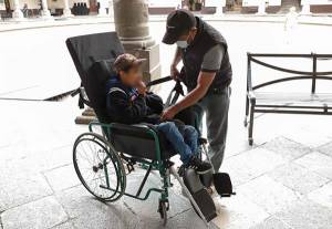 SEDIF beneficia a niño con silla de ruedas especializada