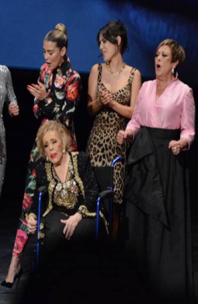 Silvia Pinal recibe homenaje en Bellas Artes