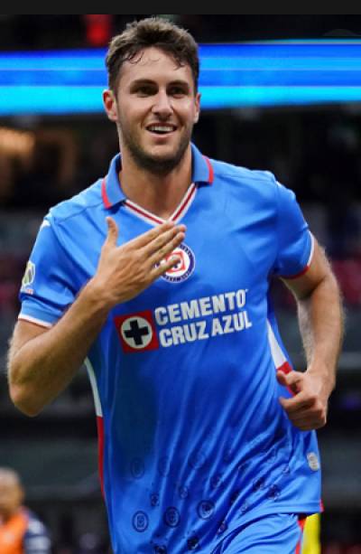 Cruz Azul y Feyenoord acuerdan porcentaje de transferencia de Santi Giménez