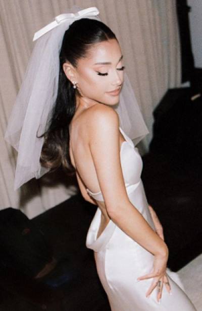 Ariana Grande comparte fotos de su boda con Dalton Gómez