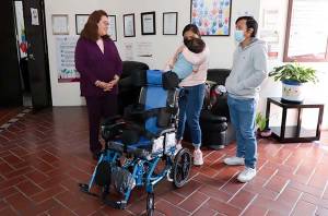 Kevin ya puede ir a sus terapias en el CRIT Puebla; SEDIF le entrega silla de ruedas especial