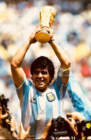 Maradona celebra su cumpleaños número 59