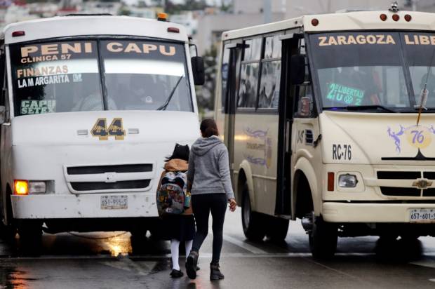 Transportistas ya dan tarifa especial a estudiantes en Puebla
