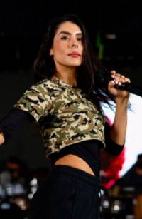 María León cautiva a su fans con pole dance en concierto