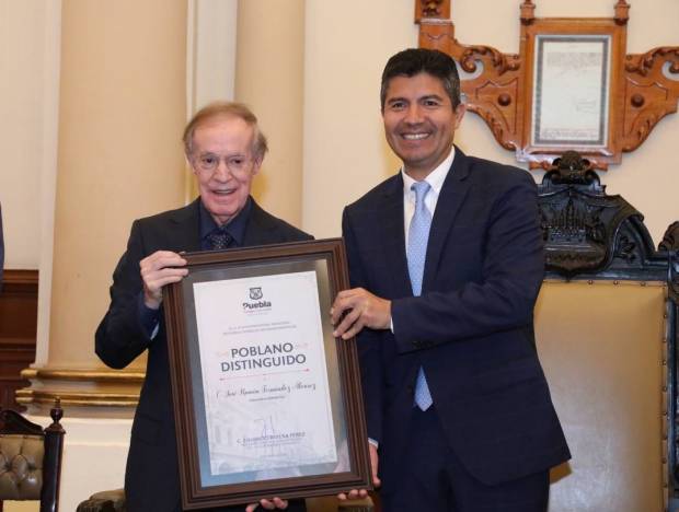 José Ramón Fernández recibe nombramiento de Poblano Distinguido