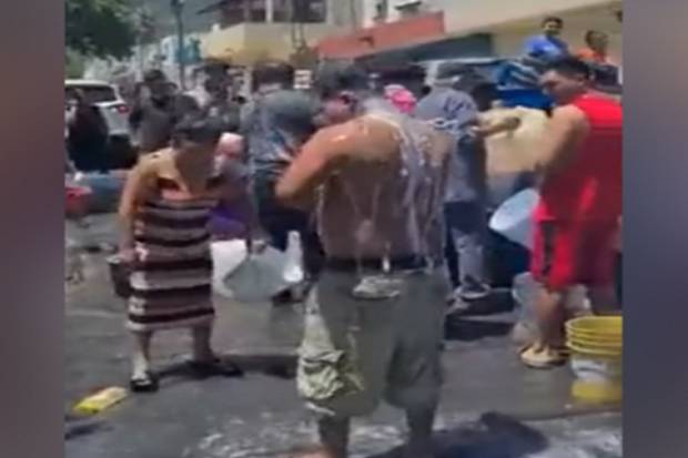 VIDEO: Regios aprovechan para bañarse en fuga de agua potable en Guadalupe, NL