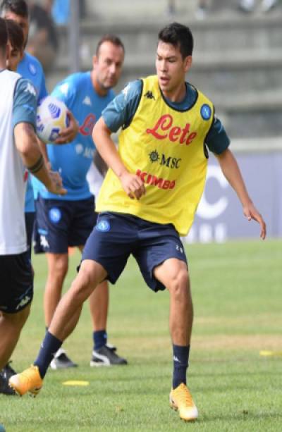 Chucky Lozano se luce en el entrenamiento del Nápoles