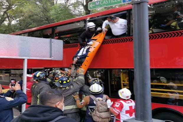 Van 85 hospitalizados por colisión de Metrobús y camión en CDMX