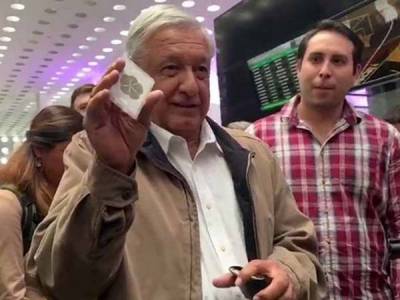 Los amuletos de AMLO antes de viajar a la tierra de El Chapo Guzmán