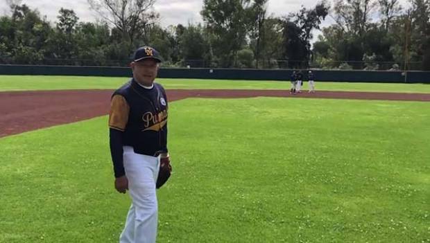 Y AMLO se da tiempo para practicar beisbol