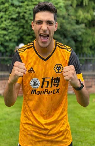 Raúl Jiménez presentó el nuevo jersey del Wolverhampton