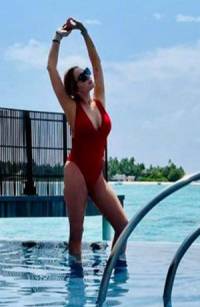 Lindsay Lohan cautiva en bikini de color rojo en Maldivas