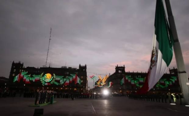 Izan bandera a media asta en zócalo de la CDMX por muertos en sismos de 1985 y 2017