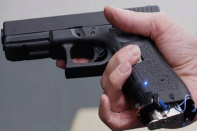 Primera pistola con reconocimiento dactilar y facial llega a EU