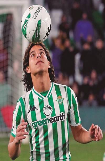 Diego Lainez es considerado por Pellegrini en el Betis