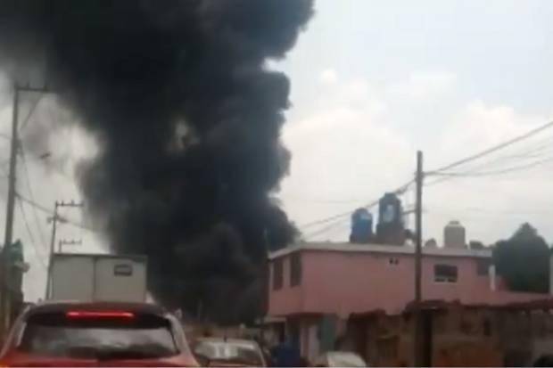 Incendio consume bodega con material químico en San Pedro Cholula