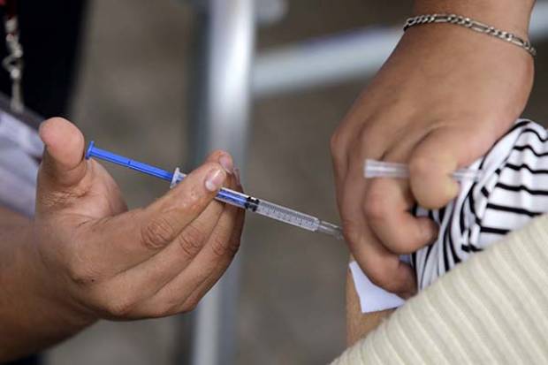 Cesan a enfermera que fingió poner vacuna COVID a anciana en Puebla