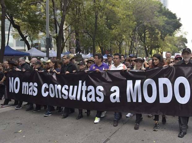 &quot;¡Texcoco sí, caprichos no&quot;, gritan miles en marcha contra AMLO