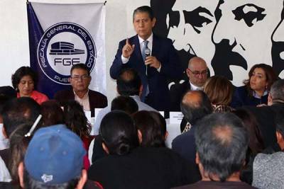 Fiscal acude al mercado Hidalgo a reunión con la 28 de Octubre