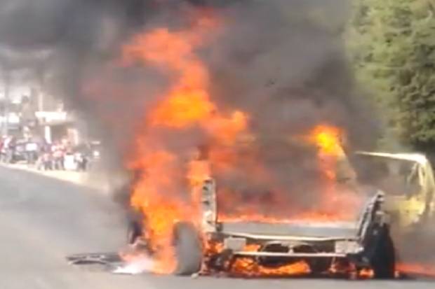 Explota camioneta con pirotecnia en Xalmimilulco; hay al menos un muerto