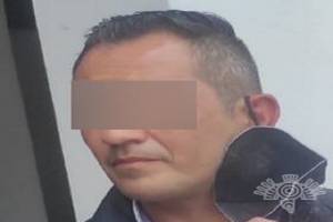 Detienen a sujeto con vehículo robado en Puebla