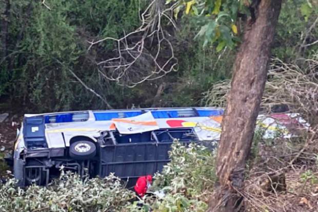 Un muerto y 17 heridos, saldo de volcadura de un camión en la autopista México-Puebla