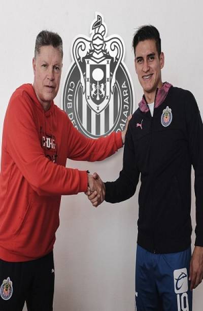 Chivas se rodea de Rayos; llegan Jesús Angulo y Alexis Peña