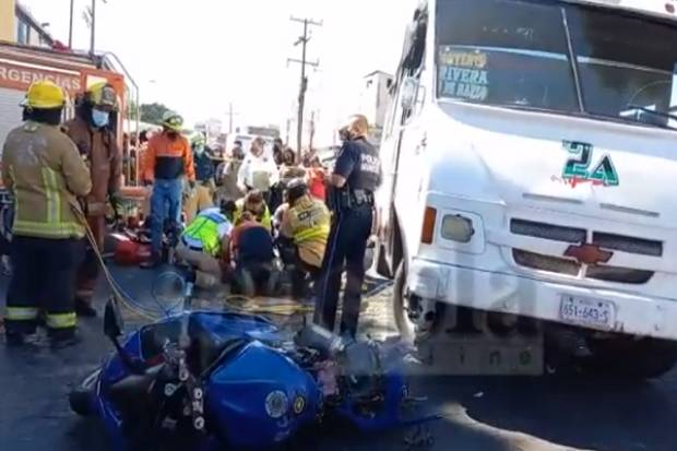 VIDEO: Motociclista salva la vida tras ser arrollado por un microbús de la Ruta 2A