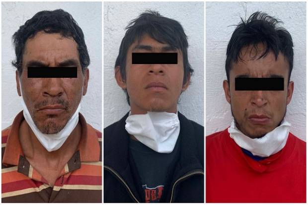 Policía municipal de Puebla captura a tres ladrones de tapas de alcantarillas