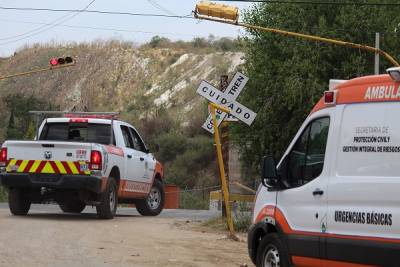 Tren se lleva camioneta que quiso ganarle el paso en la carretera a Tlaxcala