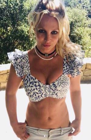 Britney Spears aparece en redes sociales modelando bikinis