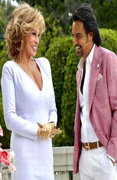 Eugenio Derbez se despide de Raquel Welch; coincidieron en &quot;Cómo ser un Latin Lover&quot;