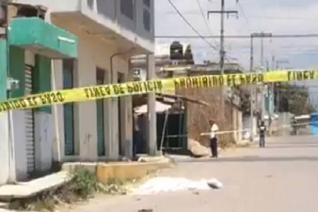 Albañil muere al electrocutarse y caer del techo de una vivienda en Puebla