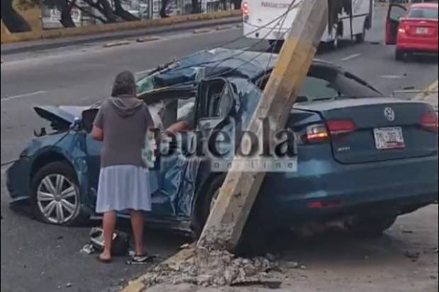 VIDEO: Ebrio conductor arrasa con postes de luz y telefonía en el Bulevar Atlixco