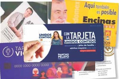 Entrega de tarjetas, práctica común de candidatos (pero AMLO ni en cuenta)