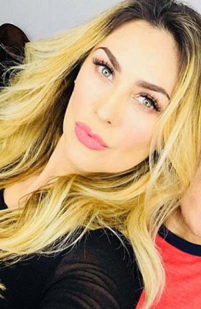 Aracely Arámbula causó polémica con vestido de bandera de EU