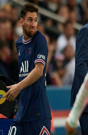 Messi se molesta al salir de cambio en triunfo del PSG 2-1 ante Lyon