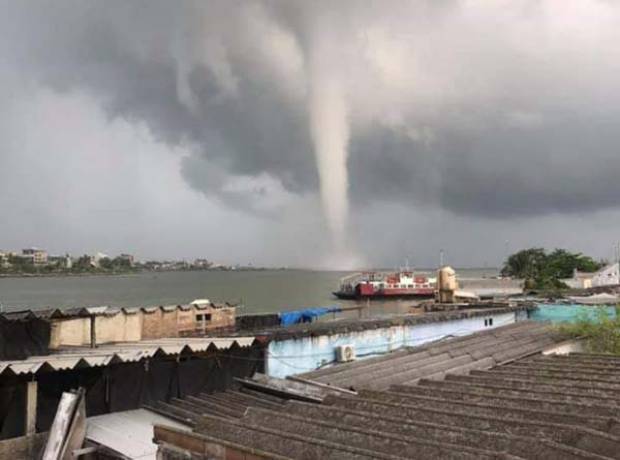 VIDEO: Así se formó la tromba marina que golpeó a Coatzacoalcos