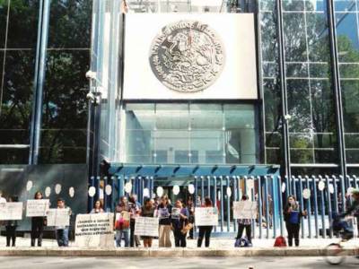 Burócratas federales buscan amparos para esquivar baja de salarios y prestaciones