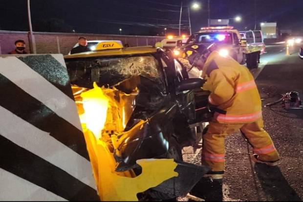 Muere taxista al chocar su unidad en la autopista México-Puebla