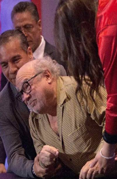 Danny DeVito cayó en la presentación de Dumbo en México