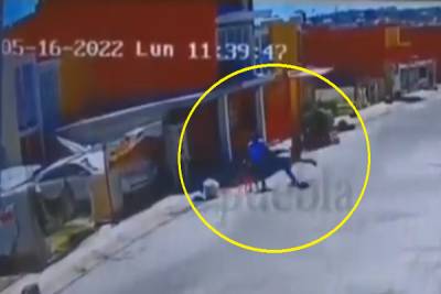 VIDEO: Sujeto golpea a una mujer que caminaba con su hija en Cuautlancingo