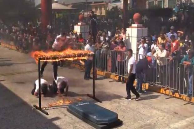 Policía se incendió al hacer acrobacia en desfile en Tabasco